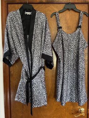 Vintage 2Pc Contessa Di Roma Leopard Print Satin Robe & Chemise Set Black/White